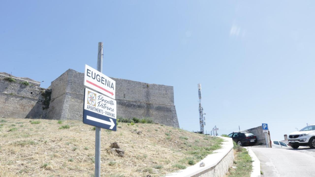 Piazzetta Petrone + Parking *