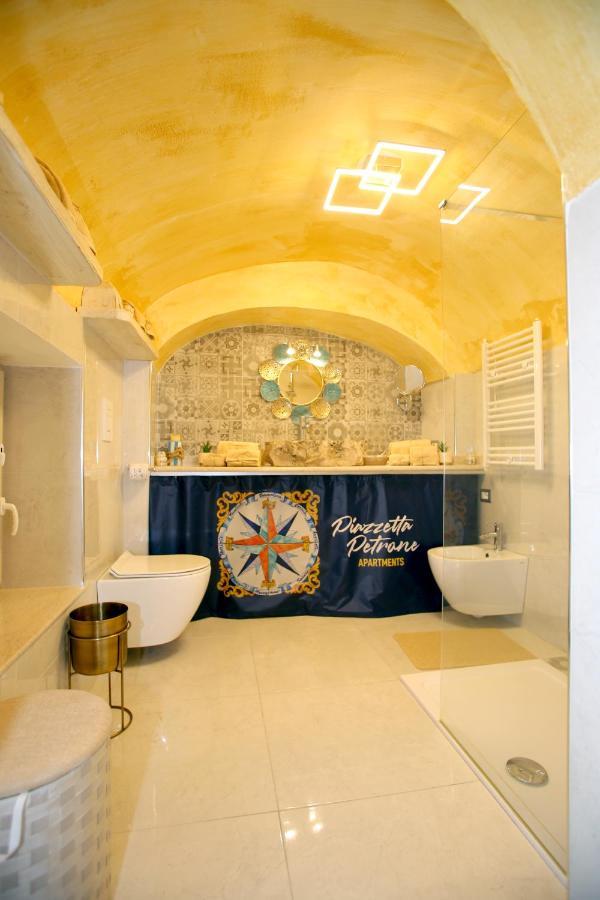 Piazzetta Petrone + Parking